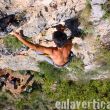 Calentando entre la maleza - Para empezar el día calentamos en el extremo derecho de La Paret del Dipòsit. Merli en toma cenital.