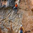 Pie de vía - Merli asegurando a Will desde la misma carretera en los primeros pasos de la vía tras abandonar los escalones de la ferrata de acceso.