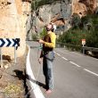 Asegurando en el asfalto - Merli asegurando en el asfalto de la carretera a escasos metros del punto kilométrico 53. Estas señales y los peldaños de acceso a la vía hacen muy fácil la localización del inicio la misma.