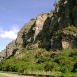 'Zona de la Nariz' y 'Zona de la Diagonal' - Vista de dos de las Zonas del faralln de rocas de Suesca. La 'Zona de la Nariz' (Derecha) y la 'ZOna de la Diagonal' (Izquierda al fondo)