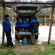 Un gran día - Jenni y Xicotiu preparando algo de comer, en el parquin 2, después de un día pasado por agua