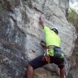 Escalando 'Amigo Diego' (6b+ / 5.10d) - LA SALIDA - La salida es lo más difícil de esta vía, por lo incómoda, aún así un escalador de nivel 6a si se lo propone puede abrir esta ruta siguiendo los consejos de los escaladores locales; para salir se deben aprovechar los pies buenos, luego tratar de alcanzar el hueco con mano derecha, subir pies y tratar de llegarle con la mano izquierda a la ranura (super incomoda) que está al lado de la primera chapa, mosquetonear el exprés con la derecha y luego disfrutar el resto de la ruta que es muy interesante.