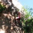 Primera va - Santi abriendo la primera va de esta escuela de escalada. La situamos a la derecha de la presa donde empiezan las vas; esta va solitaria da algn que otro problemilla arriba en la reunin.