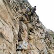 En la panza - Escalada deportiva en la panza de Florecita Roquera en Paute. Brian tomando magnesio antes de continuar la vía.