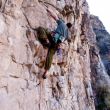 Inicio Petrogrifo - Escalada deportiva en Paute. Brian calentando en un hermosa vía de 6a.