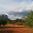 Llegando al Castell d'Allar. - Vistas desde la carretera que sale de Alar hacia el castillo poco antes de llegar al ltimo desvo. La zona de escalada es el muro que se ve a la derecha. El castillo se encuentra en la cima.