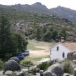 Pea de la Cruz - El refugio, a la izquierda el sector La Fuente, siempre a la sombra, ms arriba el Canchal Calavero, con unos 40 bloques (de momento), y ms arriba el Canchal de la Paloma, con 8 vas (tambien de momento) cortas pero intensas, entre el IV y el 7b.