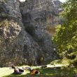 Descansar, asegurar, escalar - Confortable pie de vía de este sector de Valeria... Perfecto para el verano. Vemos a Pau de rojo haciendo un 6a+ con algún canto roto. Y a la derecha vemos a Cris en la travesía de 'Con 'S' de exfuerzo' Un 6b+ de adherencia, placa, desplome y mucha confianza.