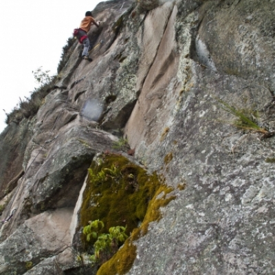 Julio escalando