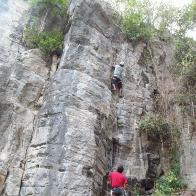 Escalando "Bosh" (6b / 5.10c)