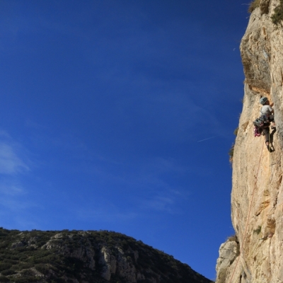 Pedro atacando la travesía del primer largo